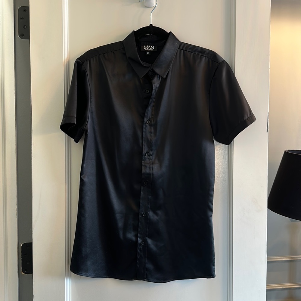 Men’s silk black shirt sleeve button shirt